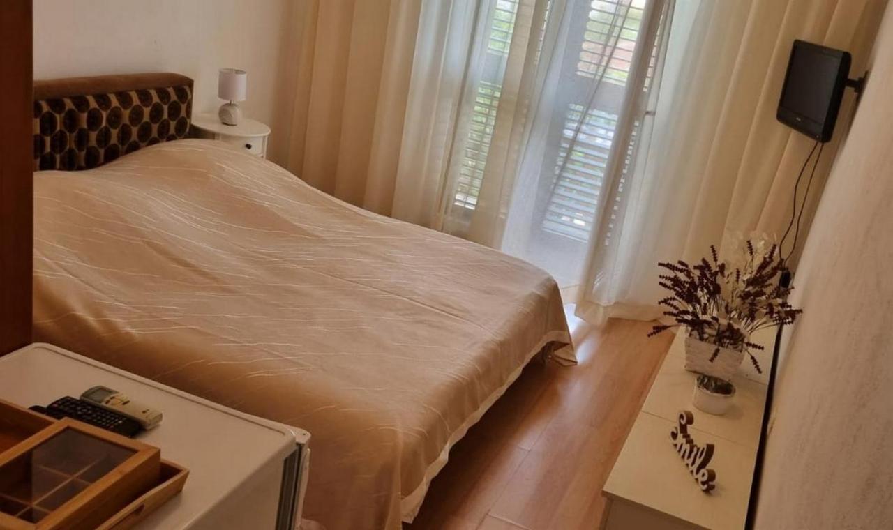 Apartments And Rooms With Parking Space Supetar, Brac - 5658 Buitenkant foto