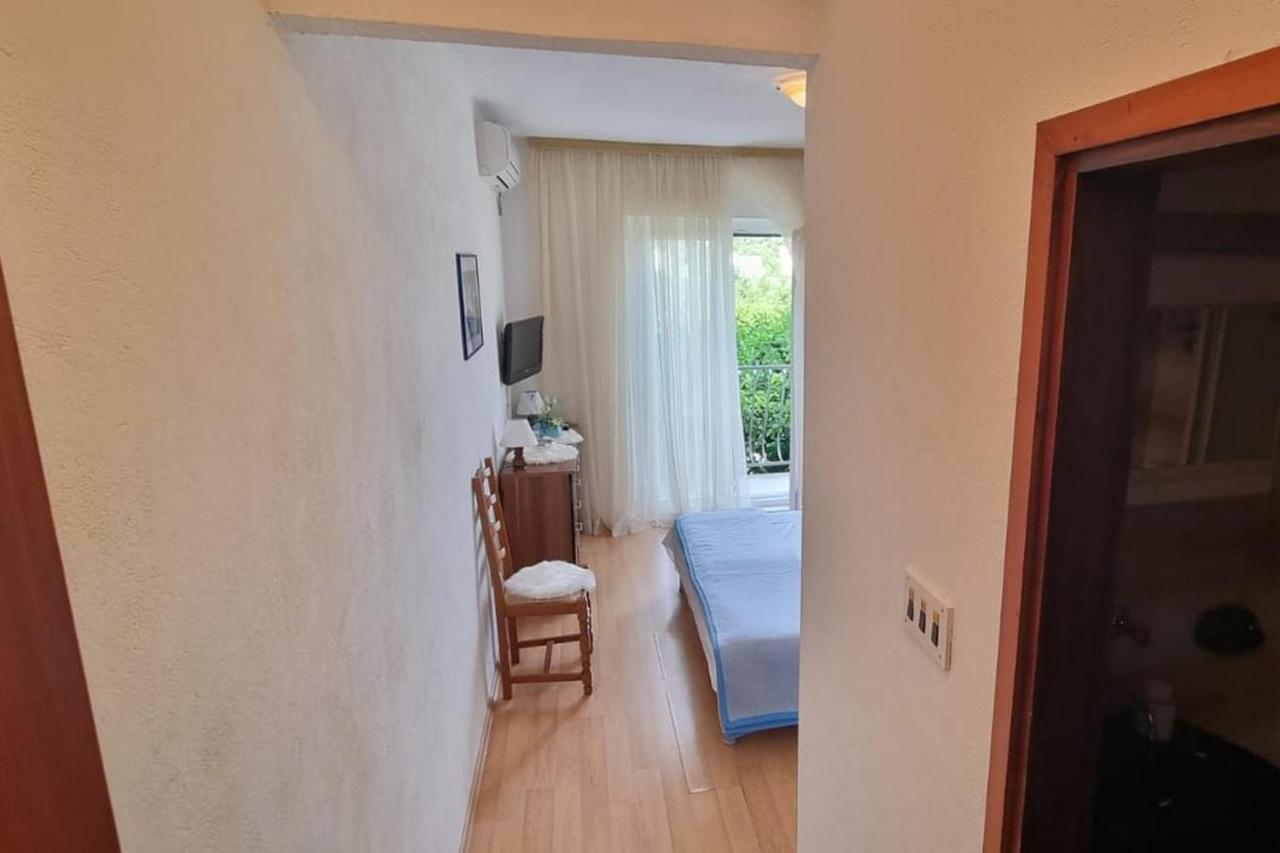 Apartments And Rooms With Parking Space Supetar, Brac - 5658 Buitenkant foto