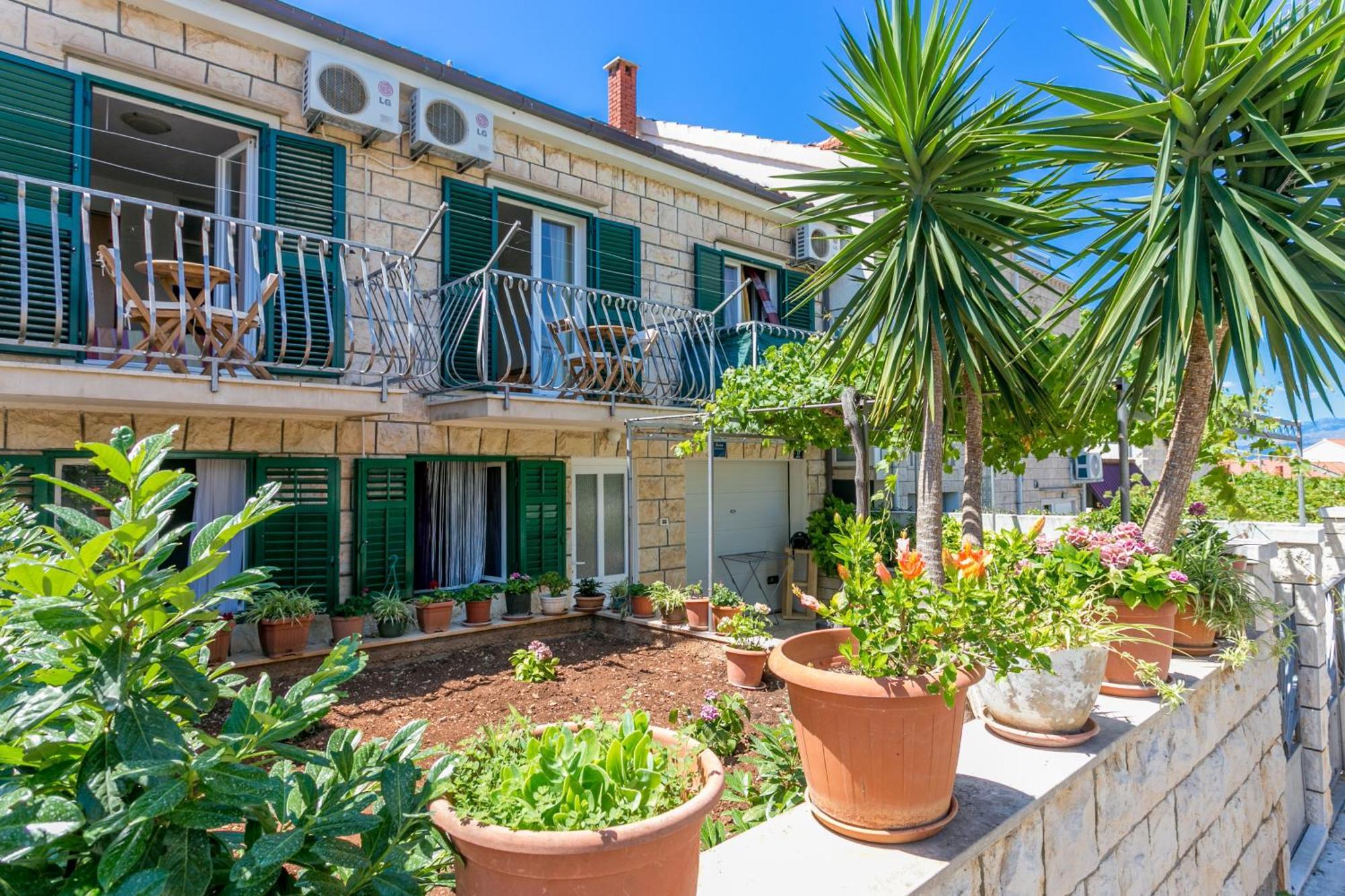 Apartments And Rooms With Parking Space Supetar, Brac - 5658 Buitenkant foto