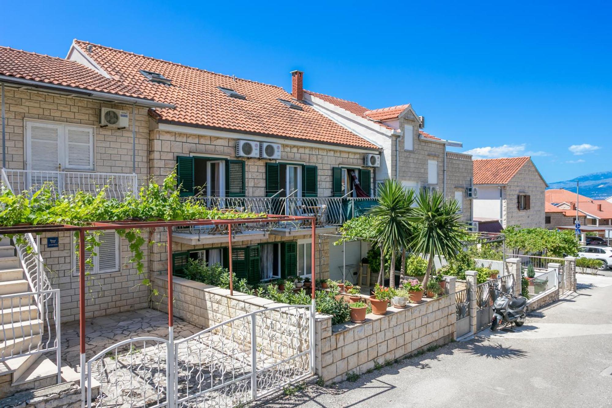 Apartments And Rooms With Parking Space Supetar, Brac - 5658 Buitenkant foto