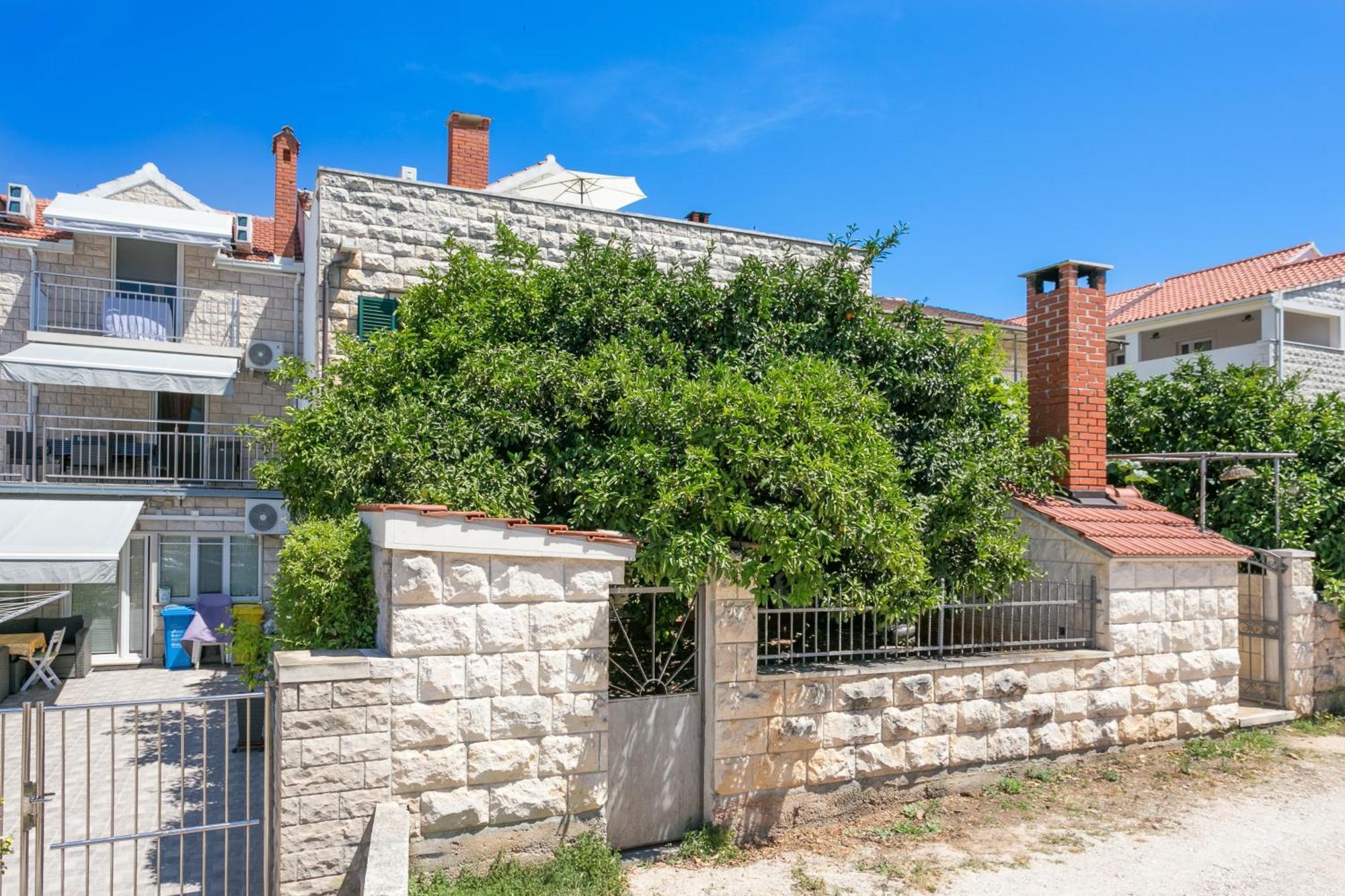 Apartments And Rooms With Parking Space Supetar, Brac - 5658 Buitenkant foto